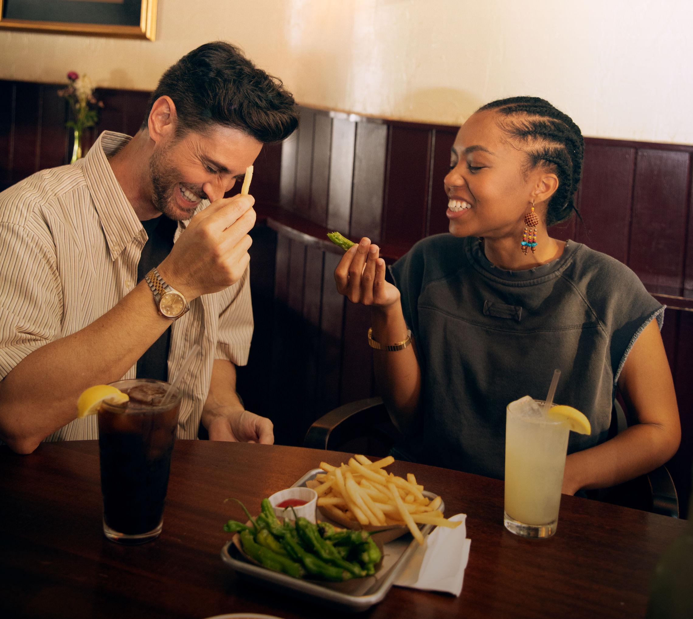 Des gens qui apprécient les connexions qui se font sur Bumble grâce à des photos, des appels vidéo et des conseils d'experts.